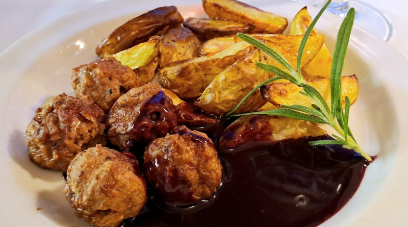 Punaviinikastike pyöryköillä ja lohkoperunoilla