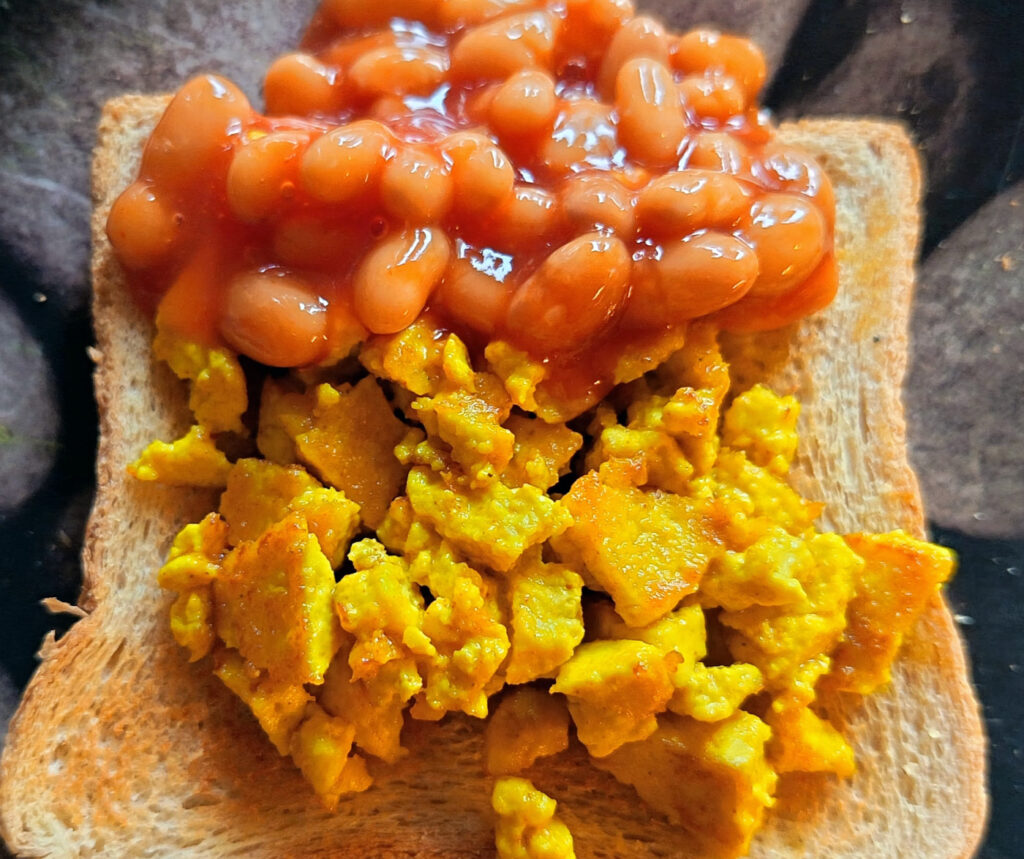 Tofukokkeli leivällä